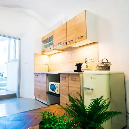 Jessica With Jacuzzi Apartment *